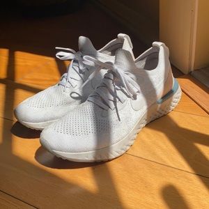 Nike women’s epic react flyknit in platinum beige